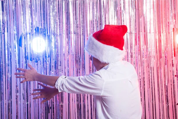 Cute śmieszne Mikołaje pomocnik taniec na błyszczącym tle. Koncepcja świąt Bożego Narodzenia. — Zdjęcie stockowe