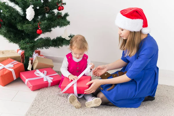 休日、プレゼント、クリスマス、クリスマスのコンセプト-ギフトボックス付き幸せな母親と子供の女の子 — ストック写真