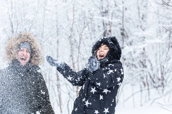 Jeune couple jouant avec la neige dans le parc d'hiver — Photo