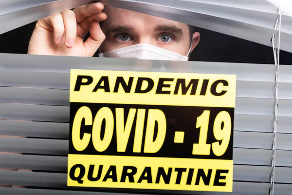 Ziekenhuisquarantaine of isolatie van de patiënt die alleen in de kamer staat en hoopvol staat voor de behandeling van het Coronavirus COVID-19 Pandemie, uitbraak Inspanningen voorkomen dat het virus gevaar verspreidt. — Stockfoto