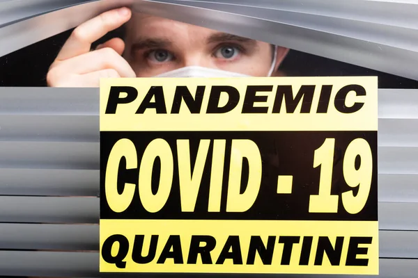 Ziekenhuisquarantaine of isolatie van de patiënt die alleen in de kamer staat en hoopvol staat voor de behandeling van het Coronavirus COVID-19 Pandemie, uitbraak Inspanningen voorkomen dat het virus gevaar verspreidt. — Stockfoto