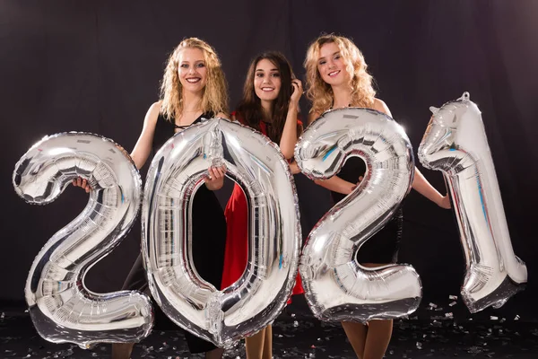 Festa, persone e concetto di vacanze di Capodanno - allegre giovani donne che festeggiano il nuovo anno vigilia del 2021 — Foto Stock