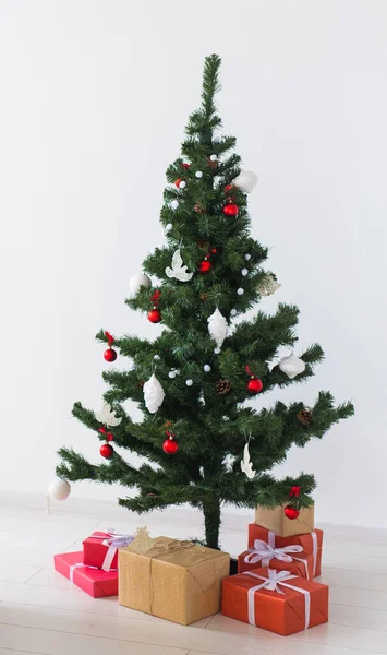 Vacaciones, celebración y concepto de hogar - árbol de Navidad y regalos. — Foto de Stock