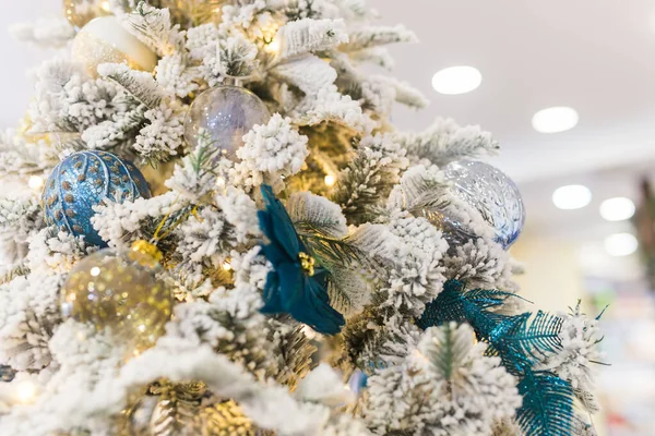 Karácsonyfa színes dísztárgyakkal. Ünnepek és dekoráció. — Stock Fotó