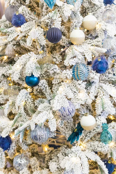 Albero di Natale con palline colorate. Vacanze e arredamento concetto. — Foto Stock