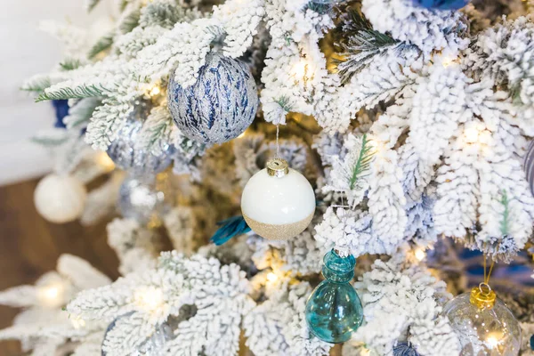 Primer plano de la decoración del árbol de Navidad. Concepto de vacaciones. —  Fotos de Stock