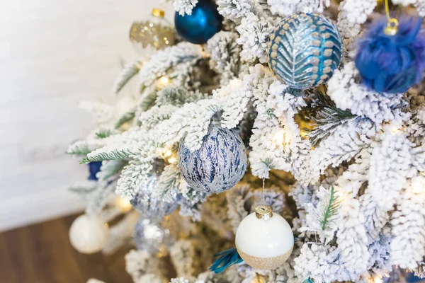 Διακόσμηση χριστουγεννιάτικου δέντρου σε έλατο. Έννοια διακοπών και διακόσμησης. — Φωτογραφία Αρχείου