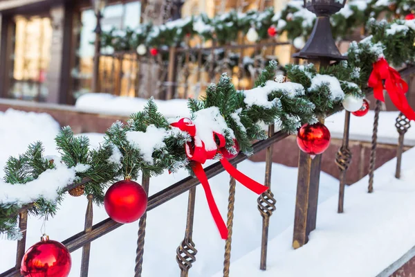 A paisagem urbana de Natal - decorando o pórtico de grade na véspera do feriado. Bugigangas de Natal e cassetes. Férias de inverno. — Fotografia de Stock