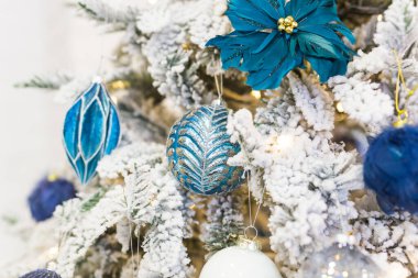 Renkli mücevherleri olan bir Noel ağacı. Tatiller ve dekor kavramı.