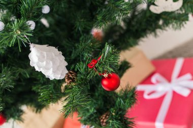 Noel ağacı süslemeleri, Noel ağacı, yakın plan. Tatiller ve dekorasyon konsepti.