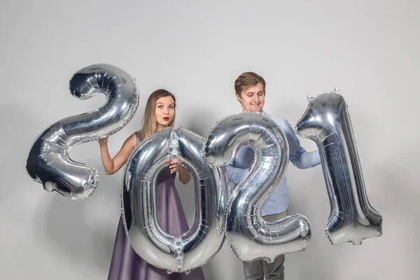 パーティー、人々と新年の休暇の概念-新年を祝う女性と男性｜eve 2021 — ストック写真