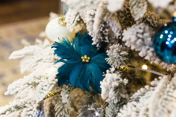 Decorações de árvore de Natal em um abeto de Natal. Férias e conceito de decoração. — Fotografia de Stock