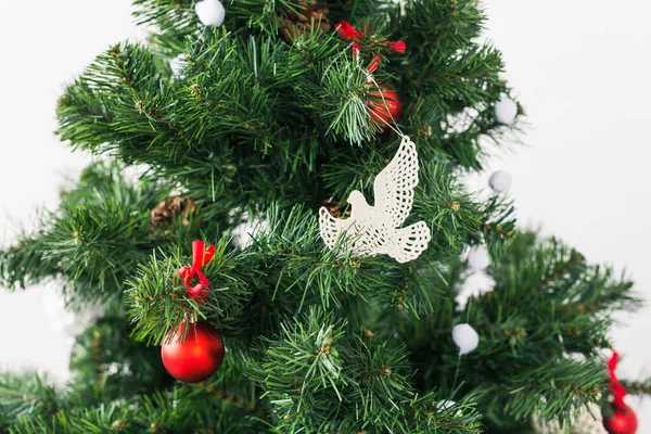 Decorações de árvore de Natal em um abeto de Natal, close-up. Férias e conceito de decoração. — Fotografia de Stock