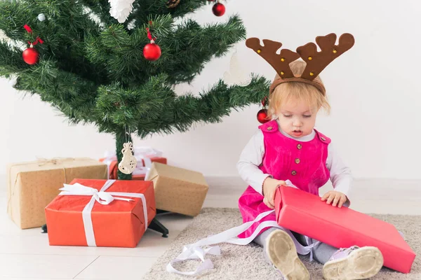 크리스마스 선물들고 있는 아기. 겨울철의 개념. — 스톡 사진