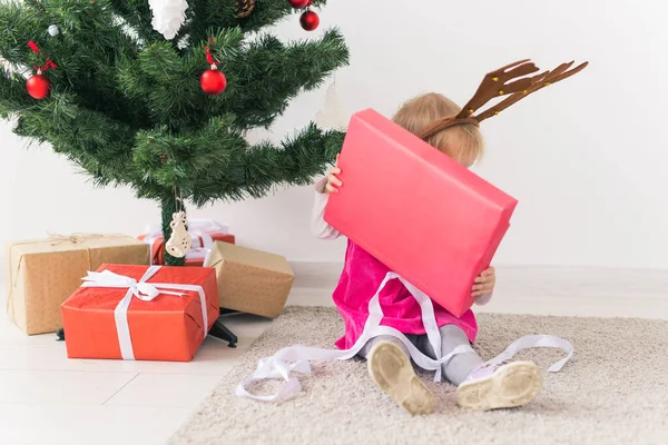 Bambino in possesso di regalo di Natale. Concetto vacanze invernali. — Foto Stock