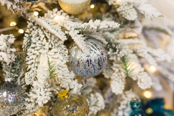 Primo piano della decorazione dell'albero di Natale. Concetto vacanze. — Foto Stock