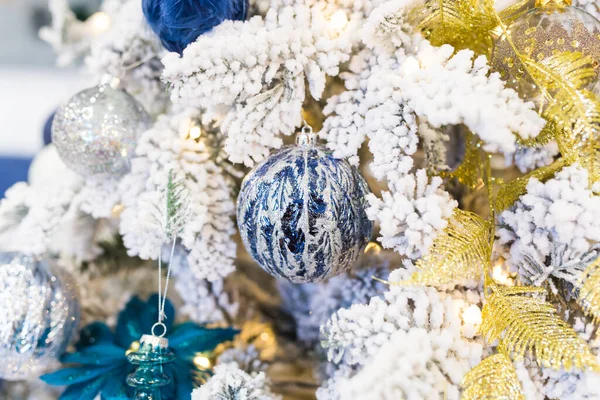 Árbol de Navidad con adornos coloridos. Vacaciones y concepto de decoración. —  Fotos de Stock
