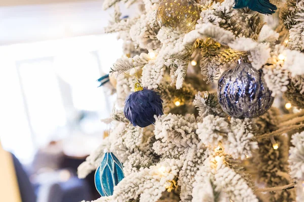 Decorazioni di albero di Natale su un abete di Natale. Vacanze e arredamento concetto. — Foto Stock