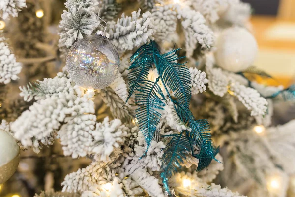 Adornos del árbol de Navidad en el abeto de navidad. Vacaciones y concepto de decoración. —  Fotos de Stock