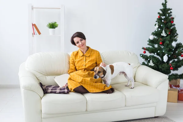 Noël, vacances et concept de personnes - heureux livre de lecture jeune femme à la maison. — Photo