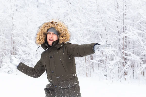 Bel homme en chapeau d'hiver portrait drôle sur la nature enneigée — Photo