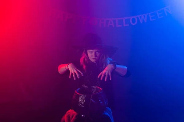 Femme en costume de sorcière pour Halloween — Photo