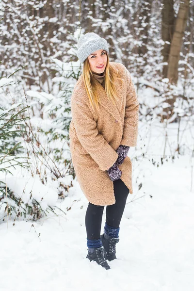 Vonzó fiatal nő télen a szabadban. Hó, ünnepek és szezonkoncepció. — Stock Fotó