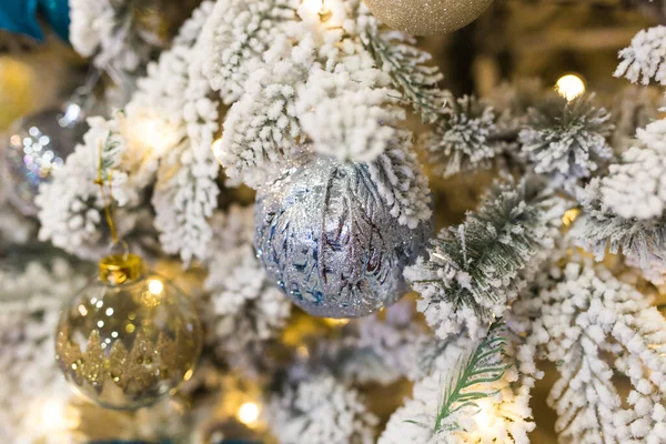 Gros plan sur la décoration du sapin de Noël. Concept de vacances. — Photo