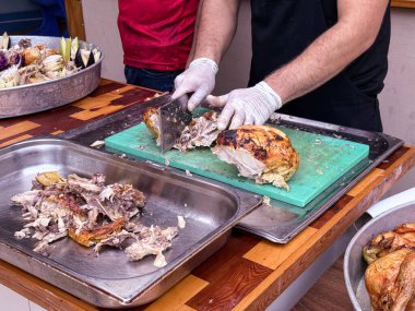 Mutfak ortamında dilimlenmiş tavuk dilimlemek. Mutfak hazırlığı, yemek servisi ve gastronomi.