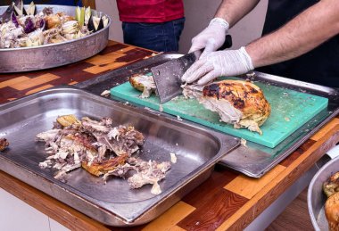 Mutfak ortamında dilimlenmiş tavuk dilimlemek. Mutfak hazırlığı, yemek servisi ve gastronomi.