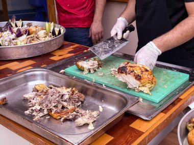 Mutfak ortamında dilimlenmiş tavuk dilimlemek. Mutfak hazırlığı, yemek servisi ve gastronomi.