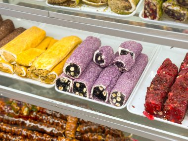 Parlak yeşil ve kırmızı Türk şekerli. Vitrininde fındık dolgulu. Şekerlemeler, kültür ve mutfak düşkünlüğü gurme tatlılar, gelenekler ve tüketici hazzıyla temsil edilmektedir.