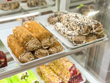 Parlak yeşil ve kırmızı Türk şekerli. Vitrininde fındık dolgulu. Şekerlemeler, kültür ve mutfak düşkünlüğü gurme tatlılar, gelenekler ve tüketici hazzıyla temsil edilmektedir.