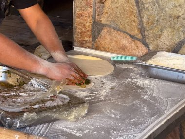 Pişirmeden önce ekmek hamuruna sebze dolduruyorum. Geleneksel mutfak, aşçılık ve gastronomi hazırlama, gıda kültürü ve el yapımı ekmek ile temsil edilir.