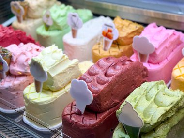 Parlak dondurma tatları sergileniyor. Donmuş şekerlerde tatlı, renk ve aşçılık sanatı