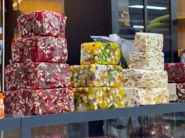 Tezgahın üzerine yığılmış çeşitli fındık ve meyveli Türk lezzetleri. Gelenek, kültür ve doğu tatlılarında tatlı tatlar