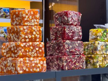 Tezgahın üzerine yığılmış çeşitli fındık ve meyveli Türk lezzetleri. Gelenek, kültür ve doğu tatlılarında tatlı tatlar