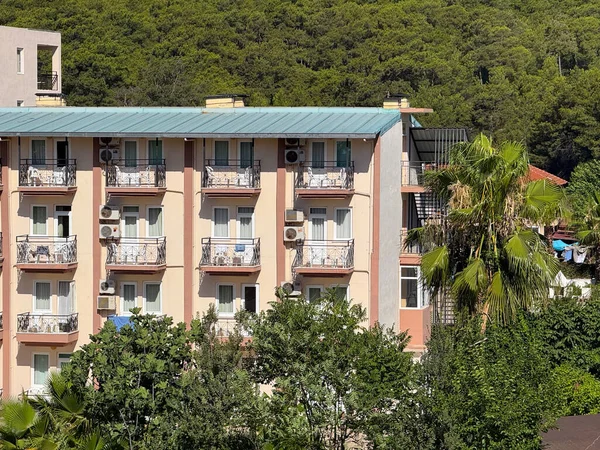 Balkonları ve klimaları olan çok katlı bir otel binası. Mimarlık, kentsel konut, konaklama, konaklama, konukseverlik ve dış yapısal tasarım