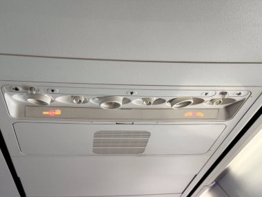 Hava delikleri ve ışık kontrollü uçak kabin paneline yakın çekim. Yolcu hizmeti ve havacılık mühendisliği