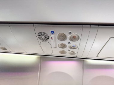 Hava delikleri ve ışık kontrollü uçak kabin paneline yakın çekim. Yolcu hizmeti ve havacılık mühendisliği