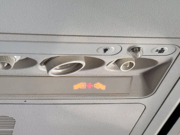 Hava delikleri ve ışık kontrollü uçak kabin paneline yakın çekim. Yolcu hizmeti ve havacılık mühendisliği