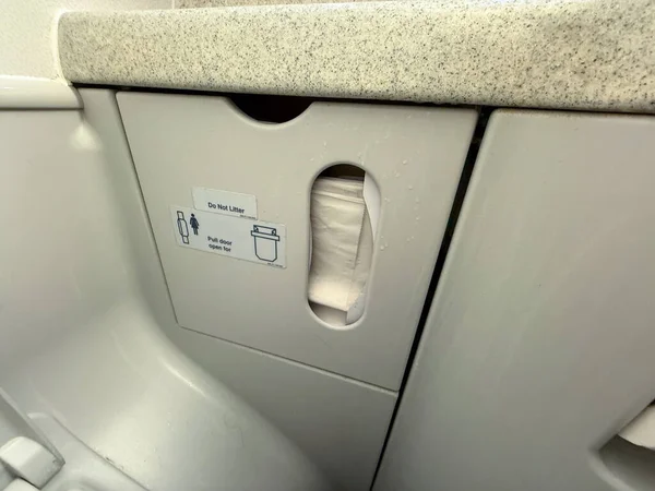 Uçak tuvaleti atık öğütme kompartımanı. Üzerinde mendil ve tabela var. Hijyen, hijyen ve kompakt tasarım yolcu taşımacılığı için işlevsel destek sağlar