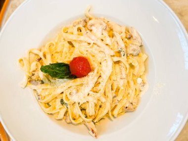 Parmesanlı, mantarlı ve domatesli makarna. Restoran yemek kültüründe mutfak, beslenme ve yaşam tarzı anları