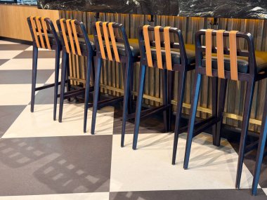 Kafede deri koltuklu uzun tahta bar tabureleri. Modern tasarım, turizm ve kültür yoluyla konukseverlik, yemek ve eğlence yaşam tarzının temsili.