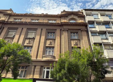 Sırbistan 'ın Belgrad kentinde geniş pencereli ve ayrıntılı cepheli tarihi Avrupa binaları. Şehir mirası, mimari kimlik ve şehir geleneği