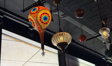 Renkli mozaik camlı ve pirinç çerçeveli fenerler sıcacık parlıyordu. Geleneksel zanaat, kültürel miras ve sanatsal iç aydınlatma atmosfer ve konukseverlik yaratır.