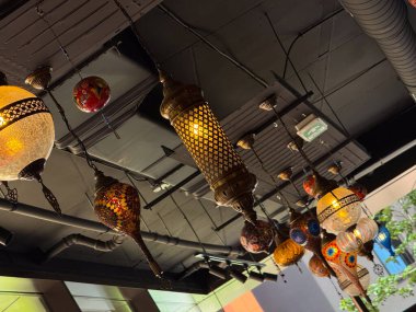 İç kısımda kırmızı yıldız desenli mozaik fenerler asılıydı. Halk sanatı, kültür mirası ve sanatsal gelenek atmosferi, konukseverliği ve dekorasyonu sembolize ediyor.