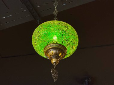 İç kısımda kırmızı yıldız desenli mozaik fenerler asılıydı. Halk sanatı, kültür mirası ve sanatsal gelenek atmosferi, konukseverliği ve dekorasyonu sembolize ediyor.