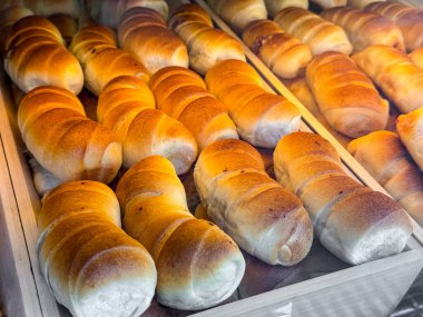 Fırın tepsisinde altın kabuklu taze ekmek ruloları. Gıda, gastronomi ve perakende ürünleri gelenek, beslenme ve aşçılık yaşam tarzını temsil ediyor.