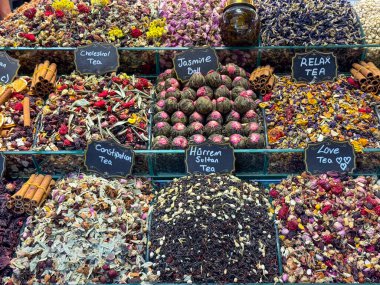 Baharat pazarında renkli çay ve bitkiler sergileniyor. Gıda, sağlık ve kültür refahı, geleneği ve egzotik mutfak yaşam tarzını temsil ediyor.